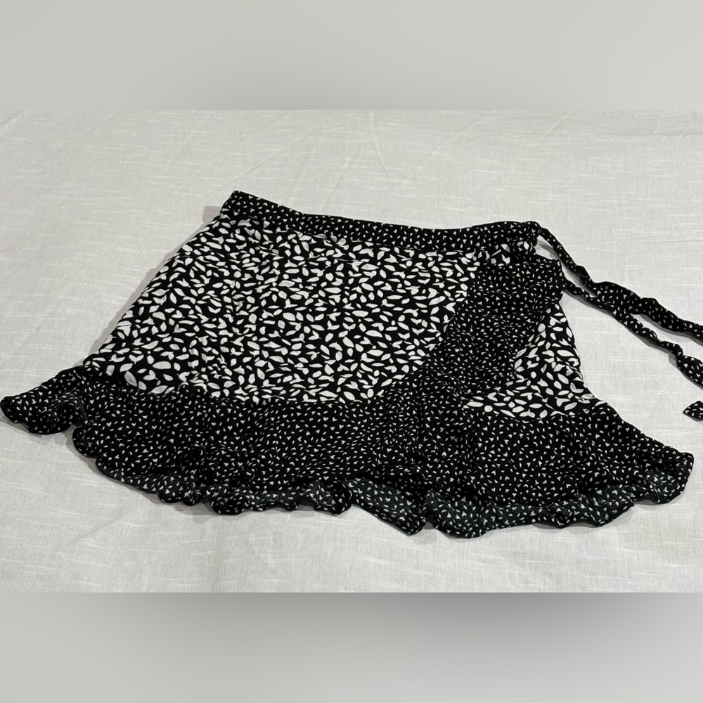Banana Republic black-and-white wrap mini skirt (size 14)